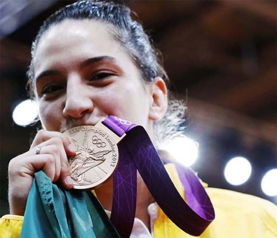 Sem peso nas costas e longe de rival, Mayra busca outra medalha olímpica