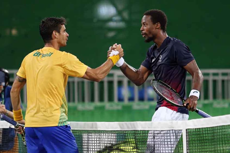 Rogerinho abandona partida de 4ªs de final em Milão