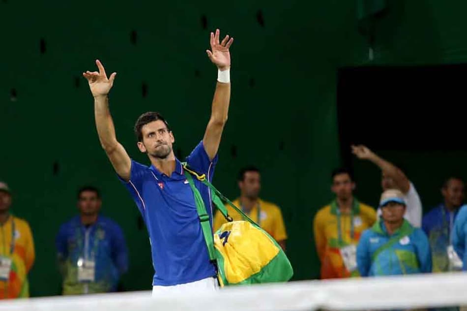 Djokovic sente o braço, mas vence em quatro sets na estreia do US Open