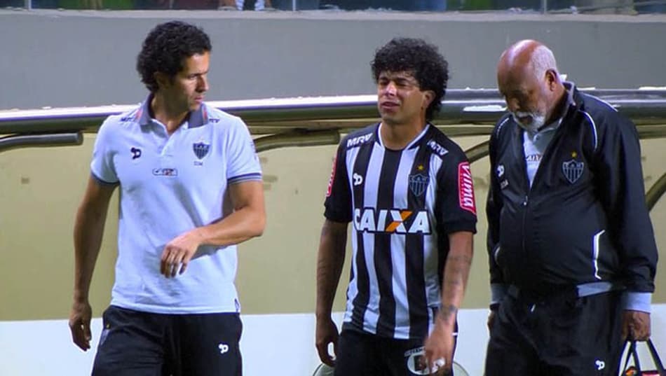 De novo! Luan sofre estiramento e desfalca Atlético mais uma vez