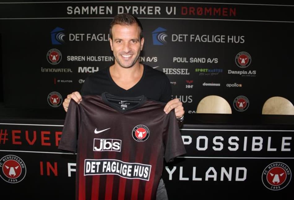 Modesta casa nova: Van der Vaart é apresentado em clube da Dinamarca