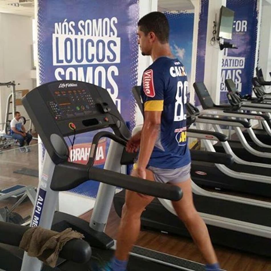 Denílson garante que estreia está próxima e já é esperado para treinar