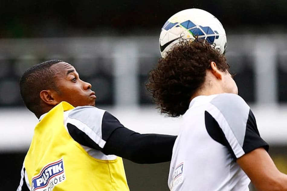 Victor Ferraz marcando Robinho