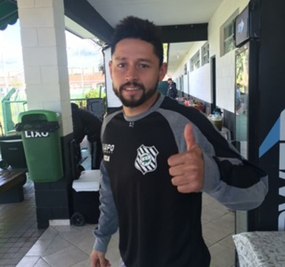Elvis já está regularizado e pode estrear pelo Figueirense no domingo