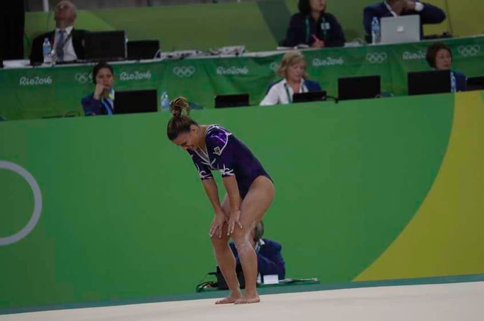 Jade Barbosa chora no solo