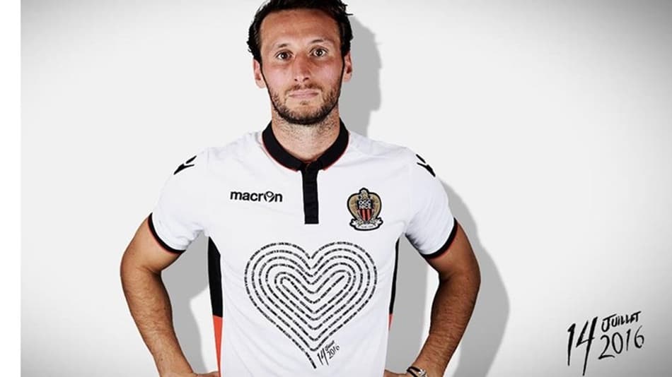 Nice presta homenagem às vítimas de atentado no uniforme oficial