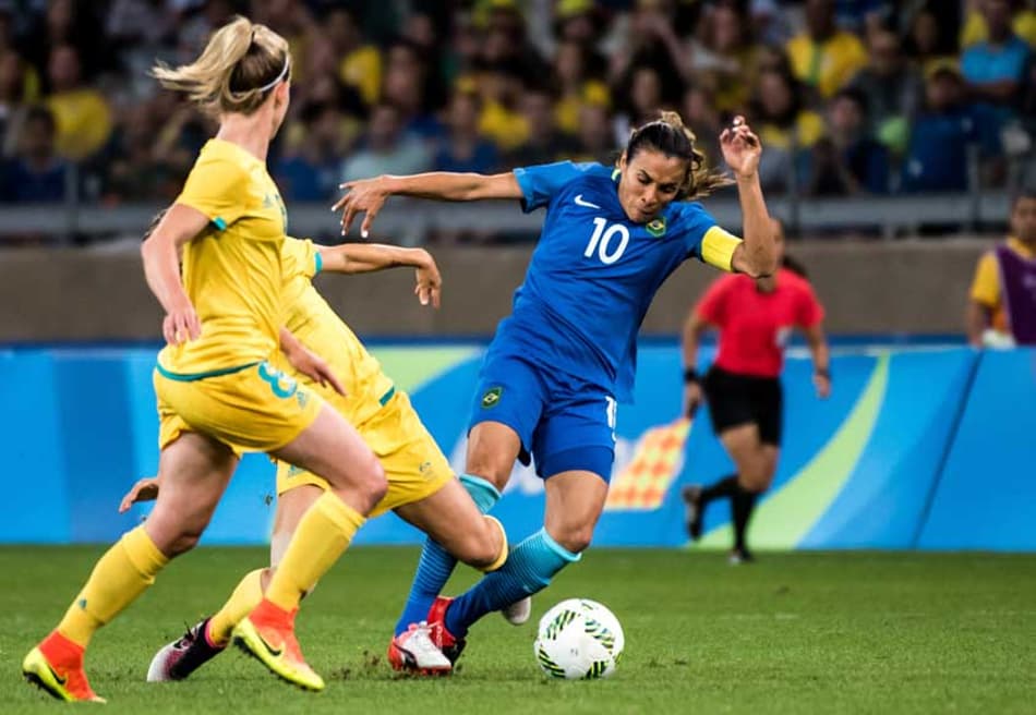 Bárbara brilha nos pênaltis, e Brasil garante vaga na semi do futebol