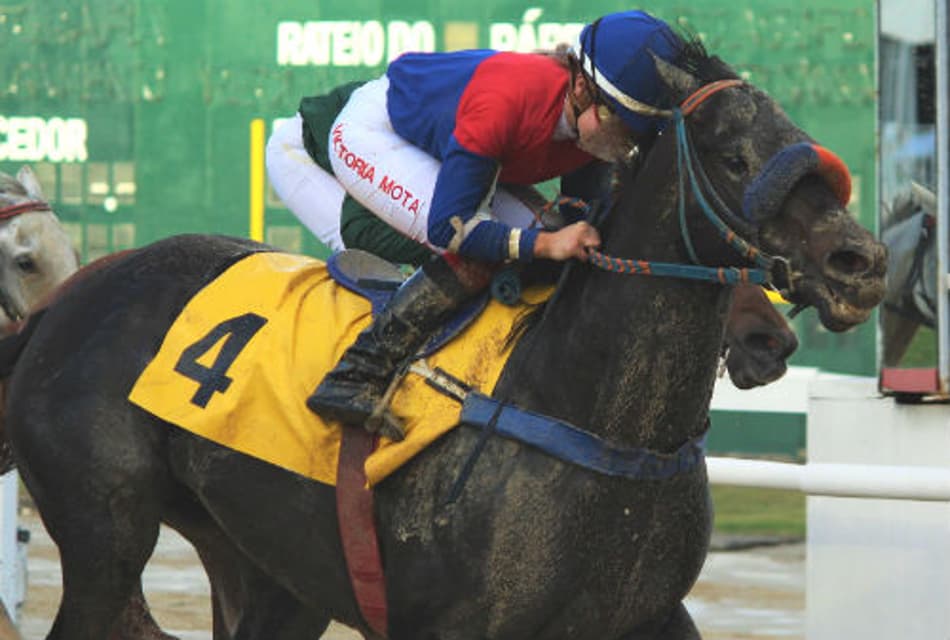 Victoria Mota vence logo na estreia