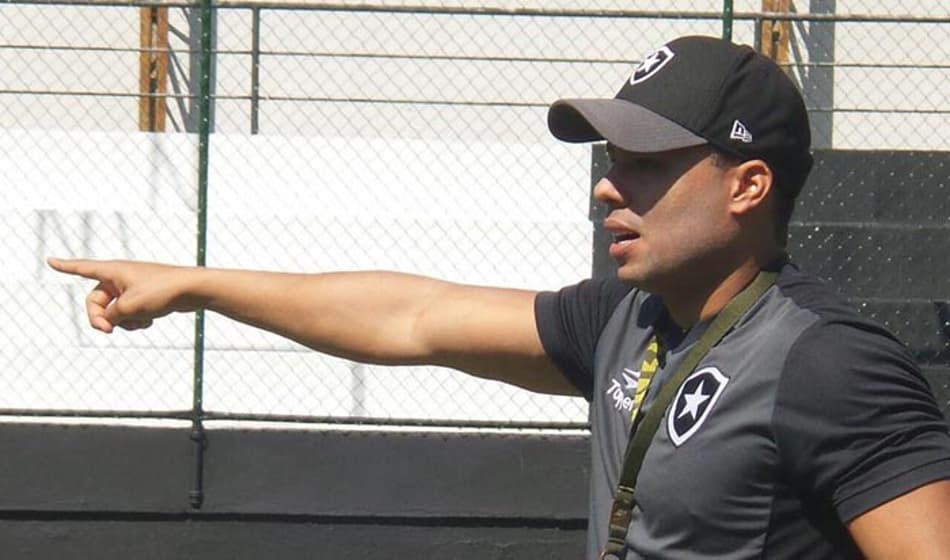 AO VIVO! Técnico do Botafogo concede entrevista coletiva