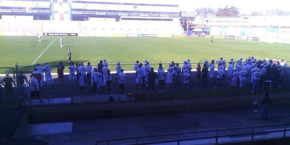 Organizada invade jogo-treino e cobra elenco do Paraná na Vila Capanema