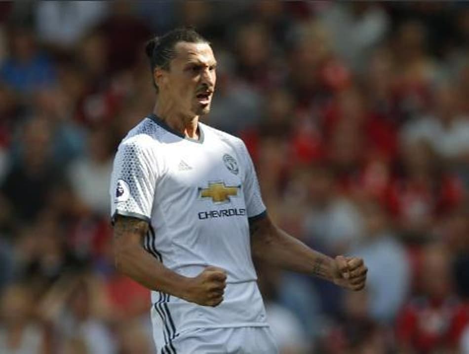 Ibrahimovic brilha, e United vence na estreia do Campeonato Inglês