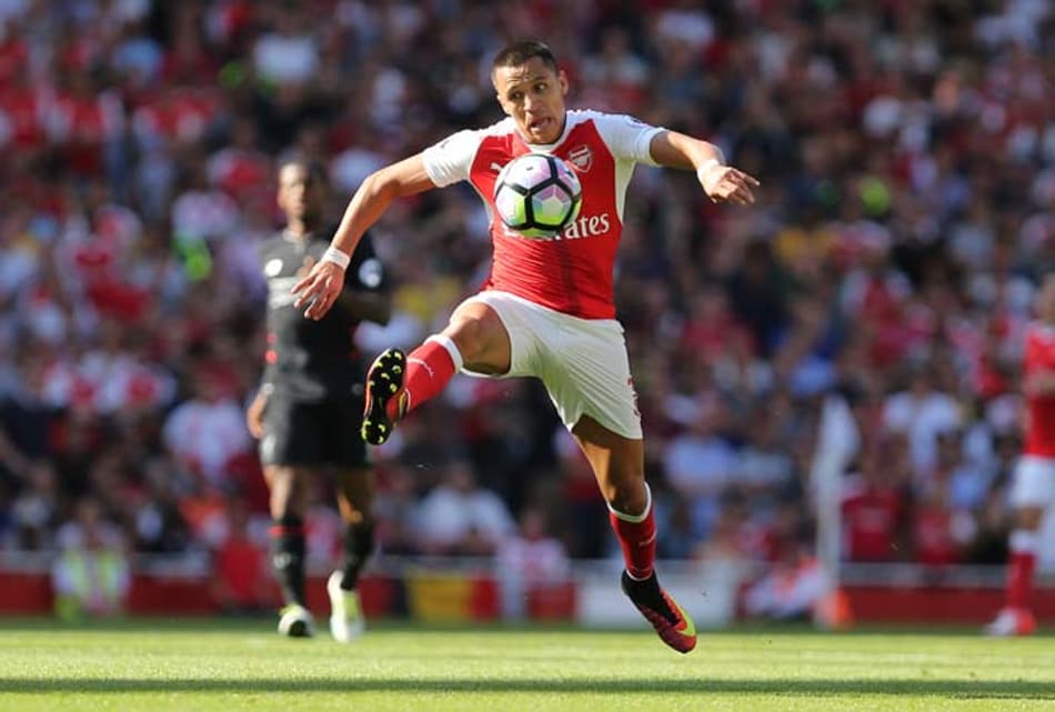 Inspirado, meia brasileiro comanda virada do Liverpool sobre o Arsenal