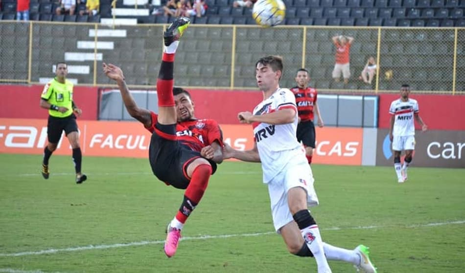 Santa Cruz busca o empate duas vezes contra o Vitória no Barradão