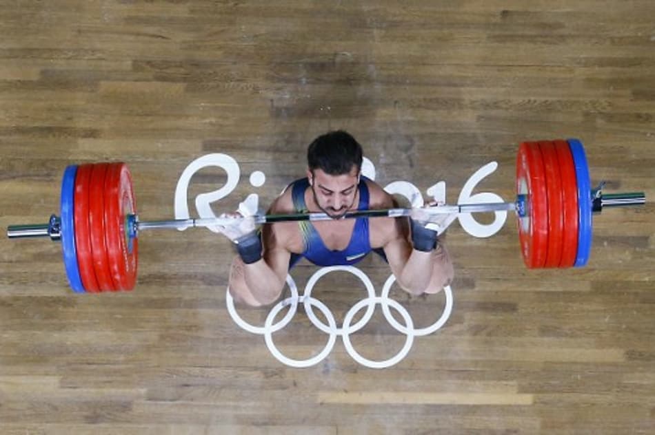Campeão olímpico leiloa medalha para ajudar vítimas em terremoto