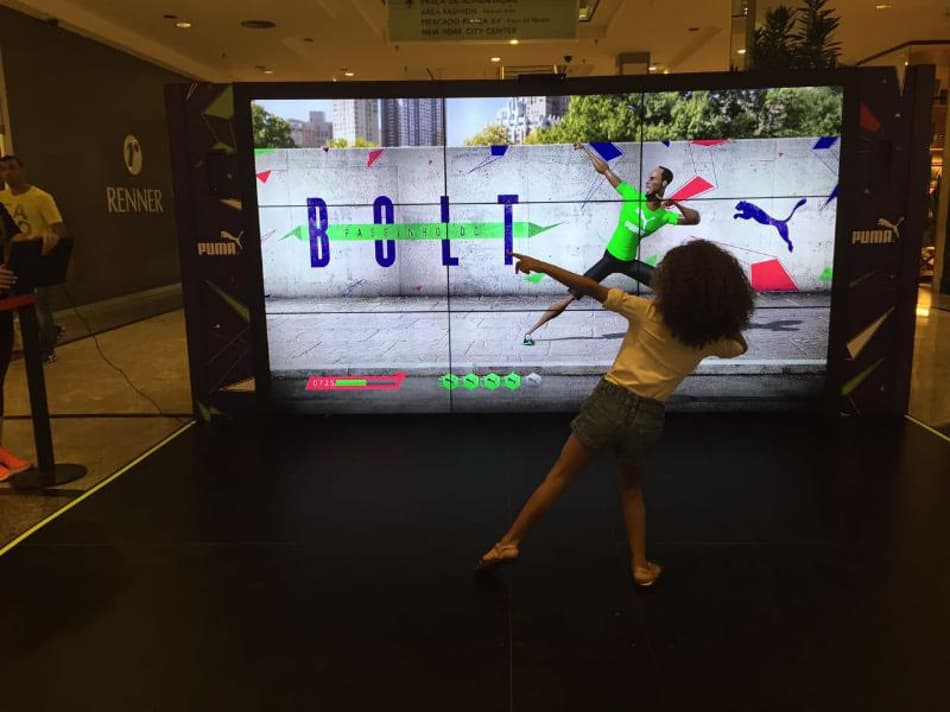 Dancinha do Bolt! Máquina simula passos do atleta e faz sucesso no Barra Shopping