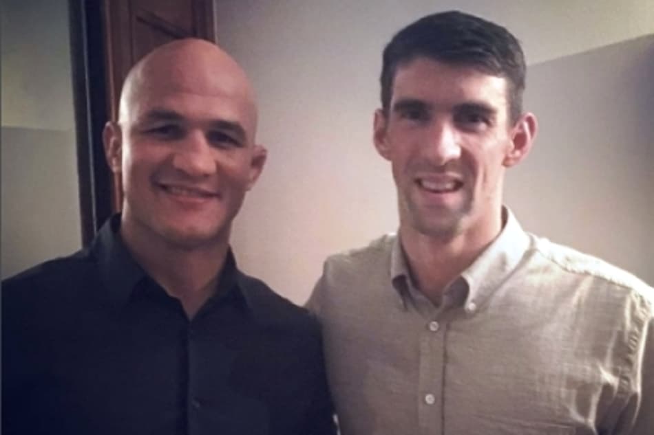 Cigano tira foto com Michael Phelps e se surpreende: 'Fiquei pequeno'