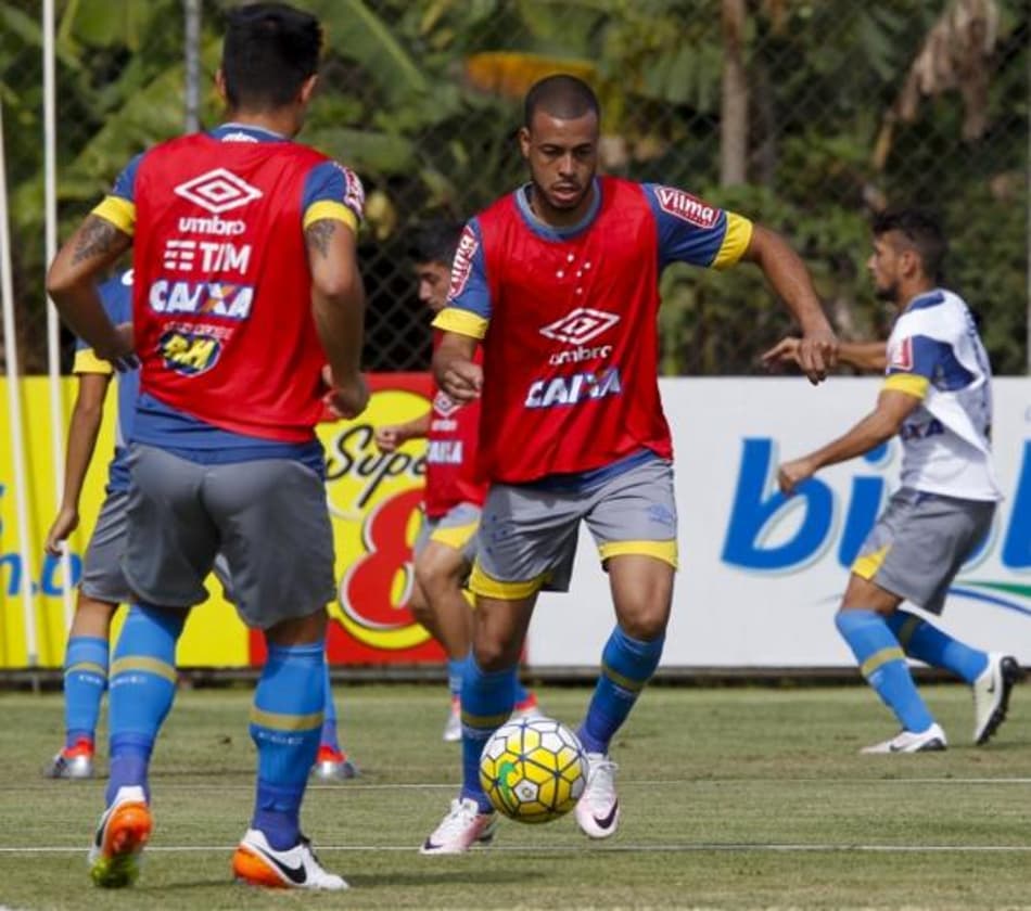 Péssima notícia! Mayke volta aos cuidados do DM do Cruzeiro