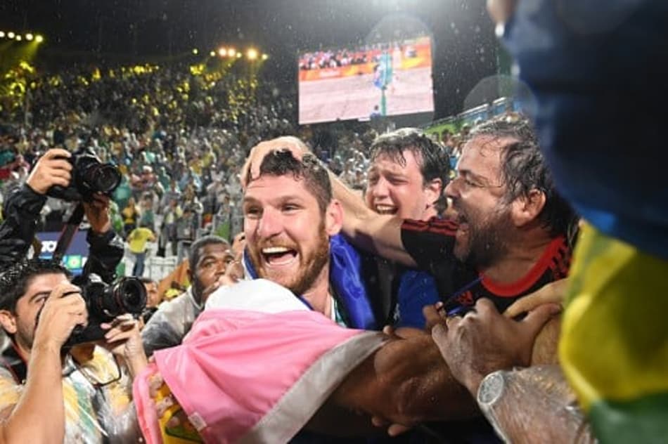 É OURO! Alison e Bruno Schmidt faturam a medalha no vôlei de praia. Siga o dia olímpico!