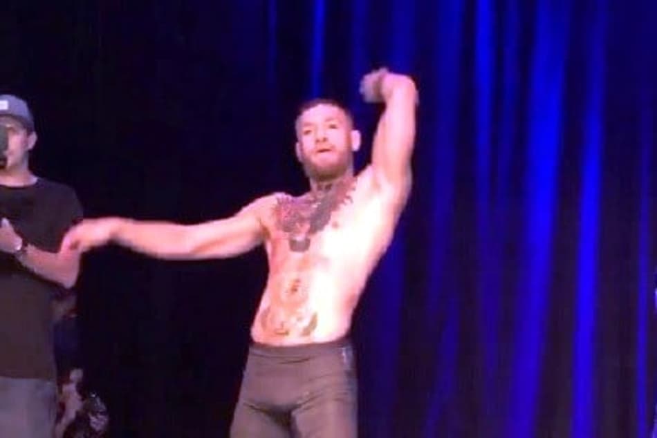 McGregor perde a linha e isola microfone após treino aberto do UFC