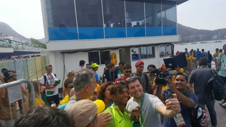 Isaquias não se segura e comemora mais uma medalha com a galera