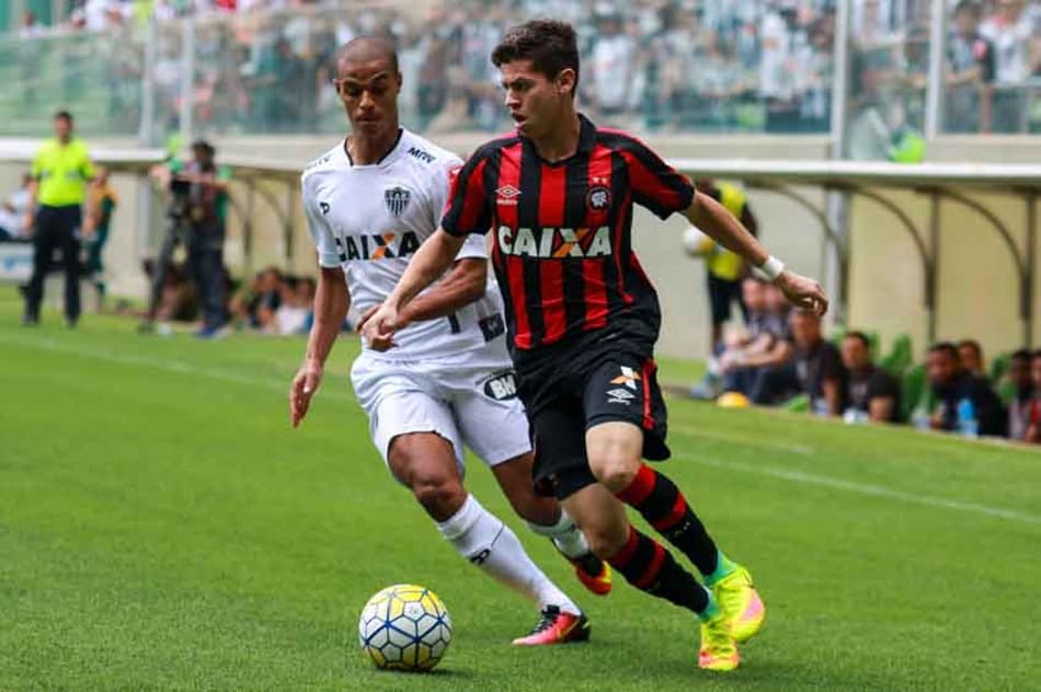 Em fase artilheiro, Robinho marca e galo vence o Atlético-PR