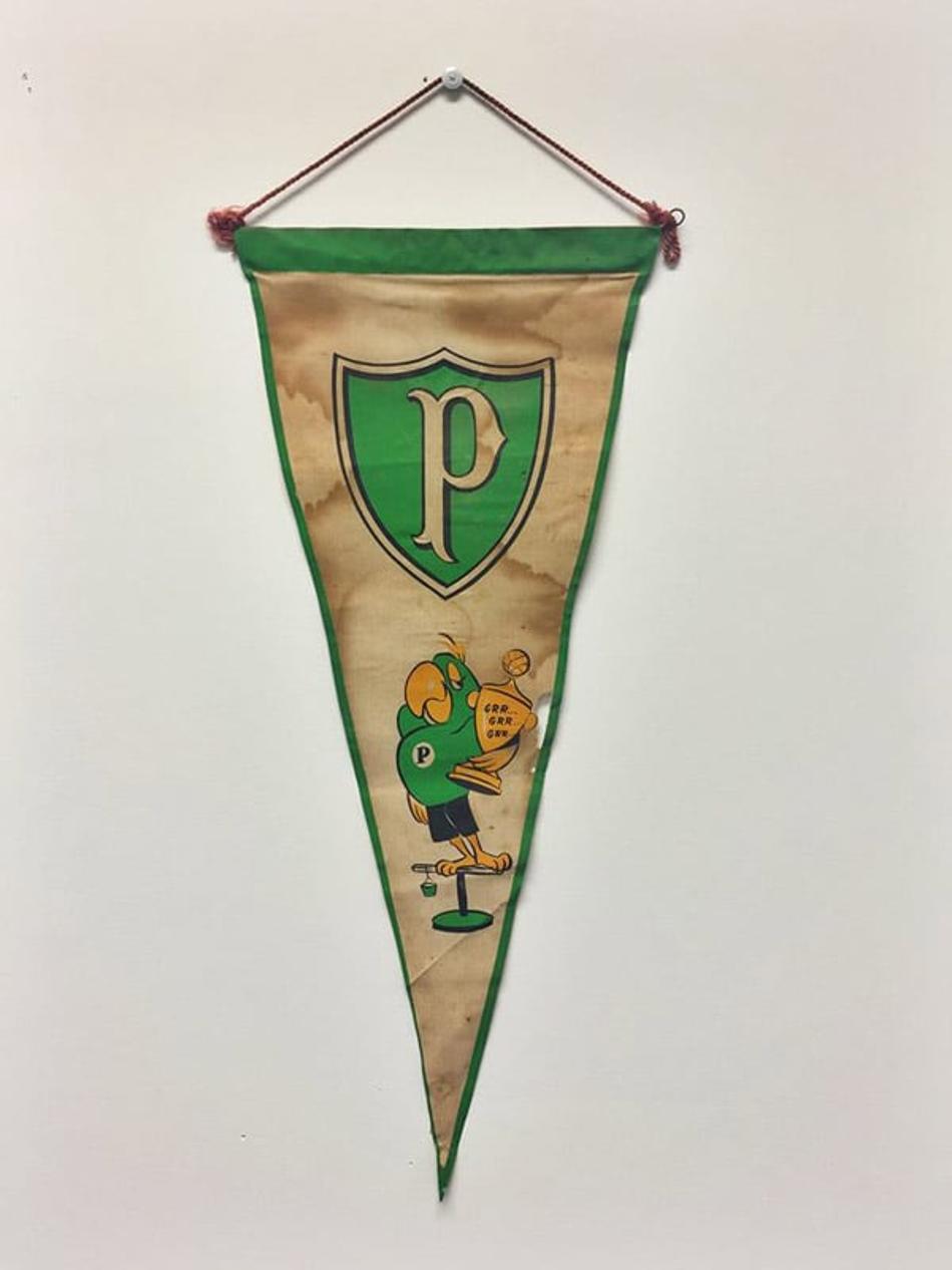 Um clube, dois mascotes: Antes do porco, periquito contou muitas glórias do Verdão. Veja flâmulas históricas!