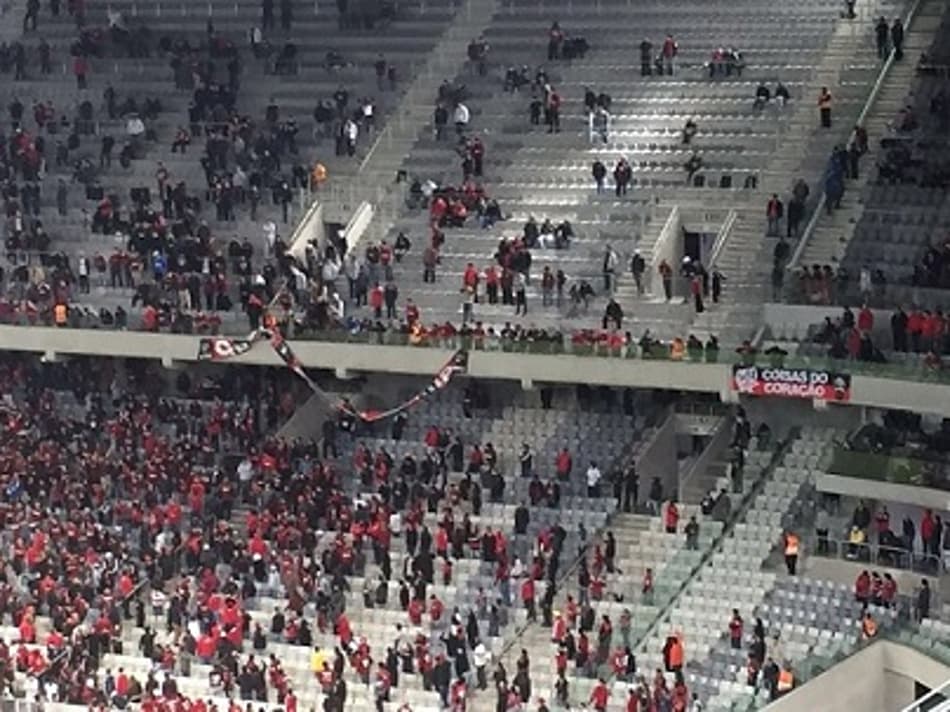 Irritada, torcida do Atlético-PR arranca faixas de apoio à diretoria contra Grêmio