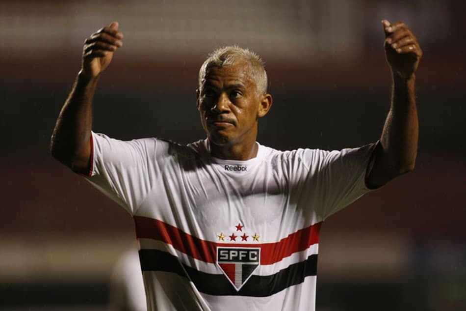 Revelado no Campinense, passou por clubes paulistas e pelo Santos antes de ser campeão estadual em 1998 e 2000 pelo São Paulo