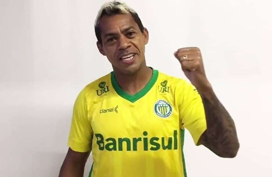 Aos 46 anos, Marcelinho Paraíba dá caneta, deixa goleiro no chão e marca golaço na várzea; veja o vídeo