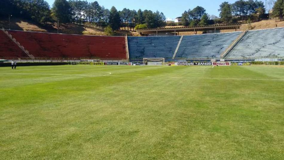 AGORA! Vasco faz trabalho de reconhecimento do gramado do estádio em Juiz de Fora