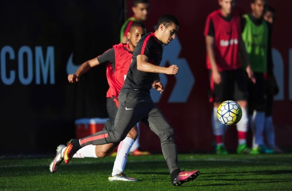 Celso Roth banca William no meio, exalta atleta e confirma baixas