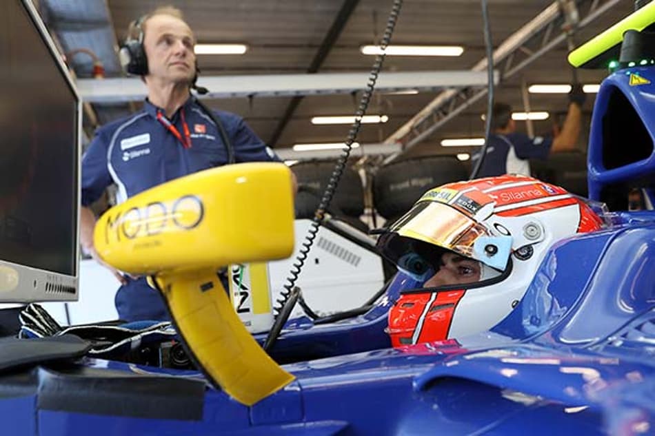 Com falta de aderência e volta cancelada, Nasr consegue apenas o 17º lugar no grid