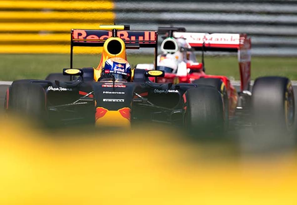 Max Verstappen reclama sobre os pilotos da Ferrari