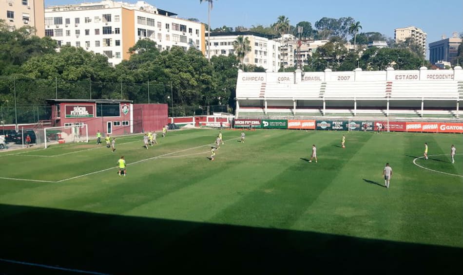 TEMPO REAL: Fluminense treina de olho no Timão. Siga!