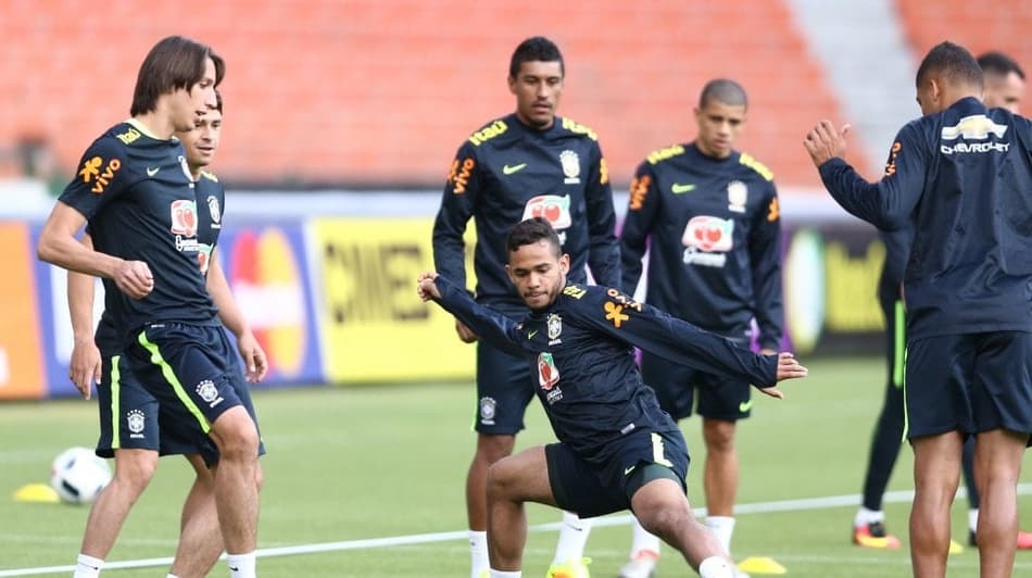 Geromel aprova mistério de Tite e se diz pronto para oportunidade