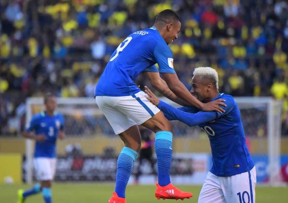Gabriel Jesus ‘acabou’ com jogo, mas não escapou de ‘cornetada’ da mãe