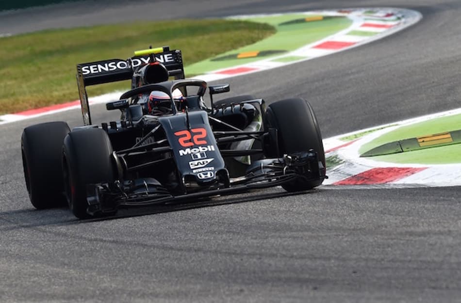 Sobre o halo, Button comenta: "Não houve grandes problemas"