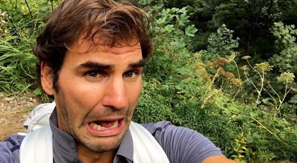 De férias, Federer tieta brasileiros em jogo do PSG