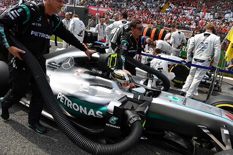 Lewis Hamilton perplexo com a sua largada ruim