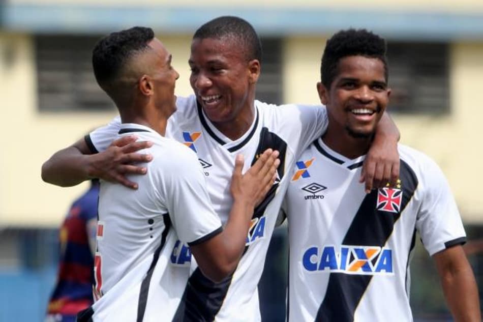 Recém contratado pelo Vasco, atacante estreia com gols nos juniores