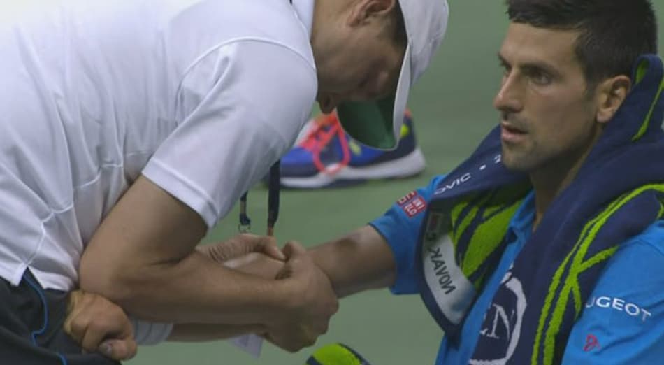Djokovic dá aula em britânico, mas volta a sentir cotovelo no US Open