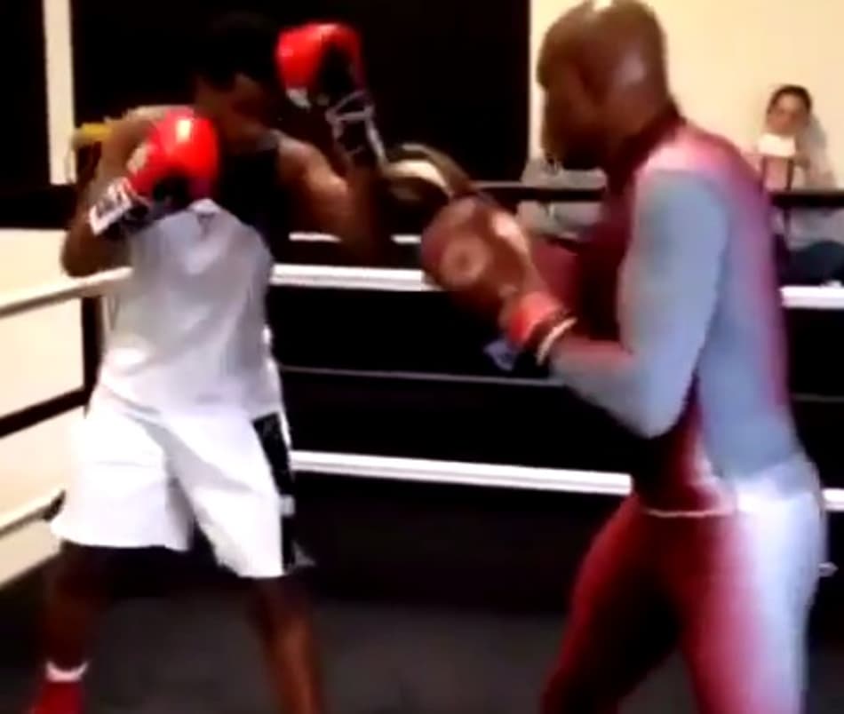Anderson Silva faz treino de boxe com seu filho Kalyl; veja