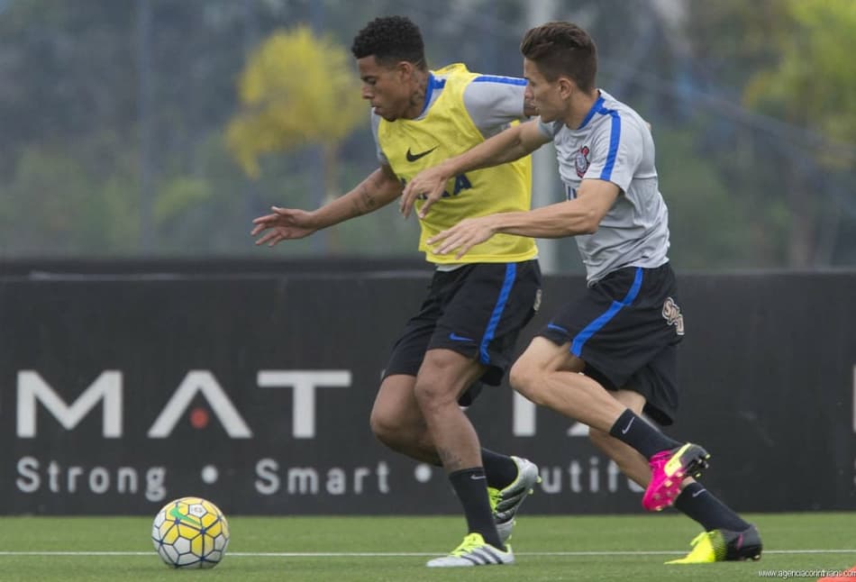 Como explicar a diferença de status entre Gustavo e Isaac no Timão?