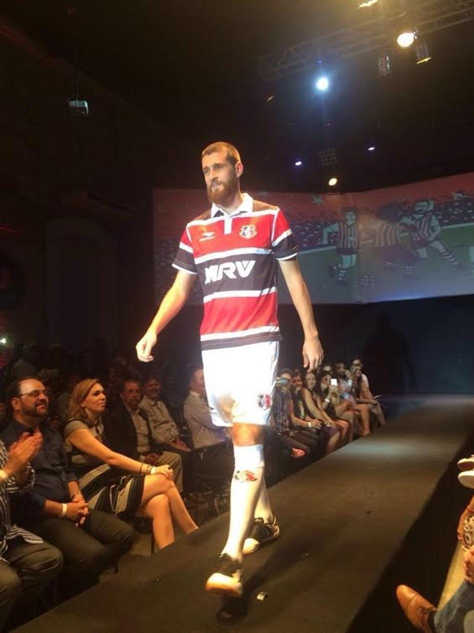 Com apelo de presidente e ambiente à la Arruda, Santa Cruz lança uniforme