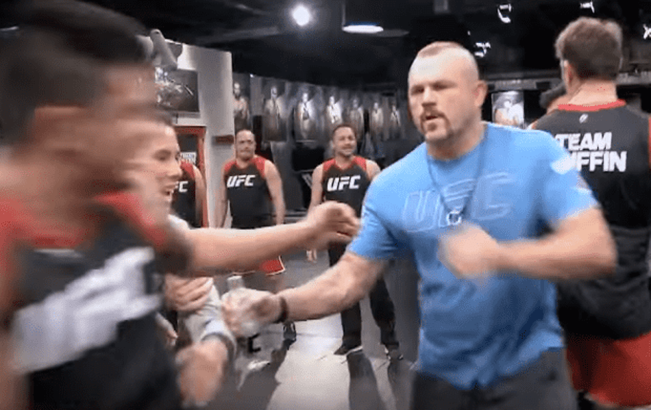 Atletas do TUF fazem encarada tensa e irritam Chuck Liddell: ‘Ridículo’