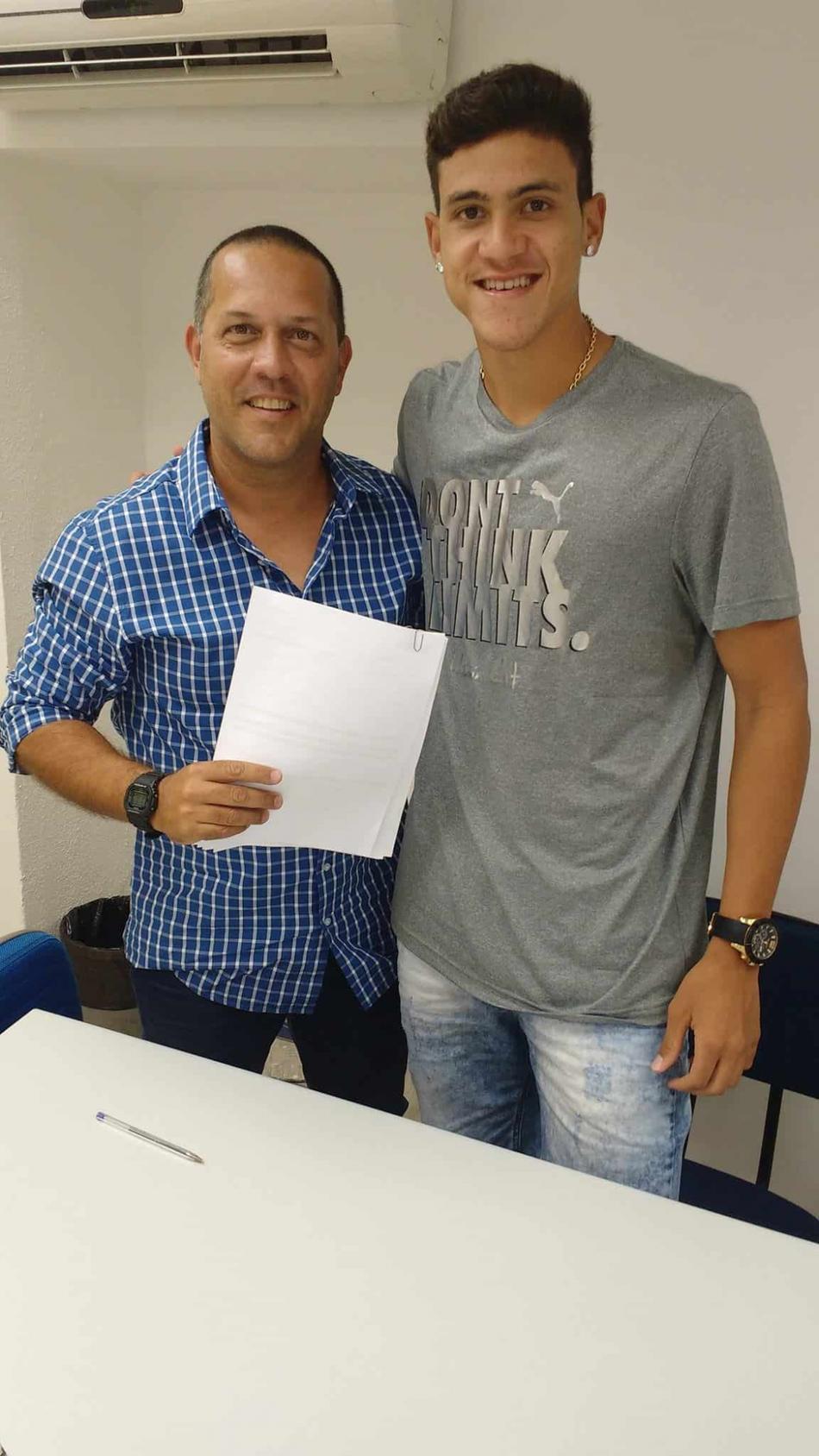 Atacante promessa do Fluminense renova contrato por cinco anos