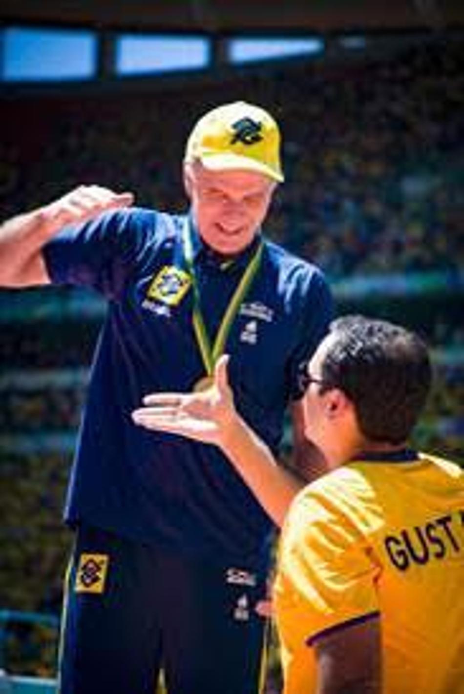 Bernardinho recebe medalha da torcida em ação da Olympikus