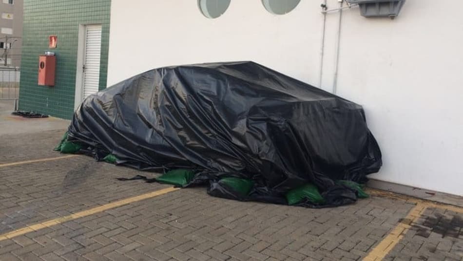 Ônibus com PMs perde freio e bate em carro de presidente do Galo