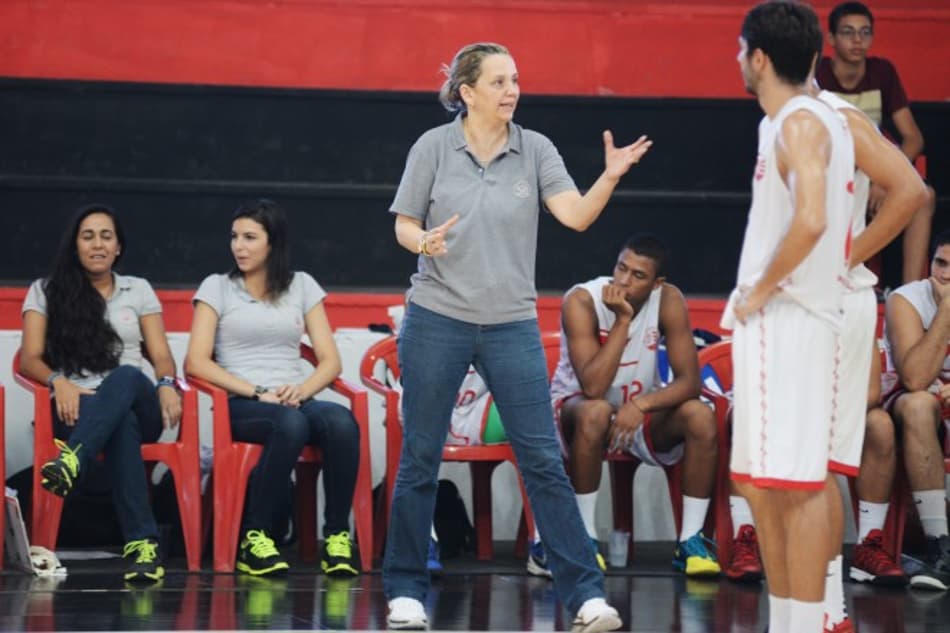 Única no comando de time masculino de basquete ainda causa estranheza
