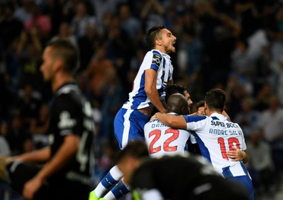 Porto se recupera de derrota no clássico e vence o Guimarães